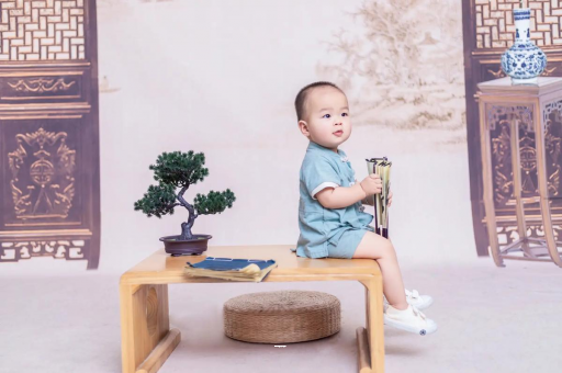 余姚宝宝边吃奶边挣扎烦躁